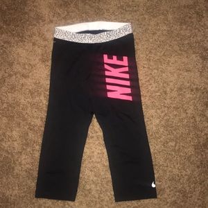 Black Nike crop leggings